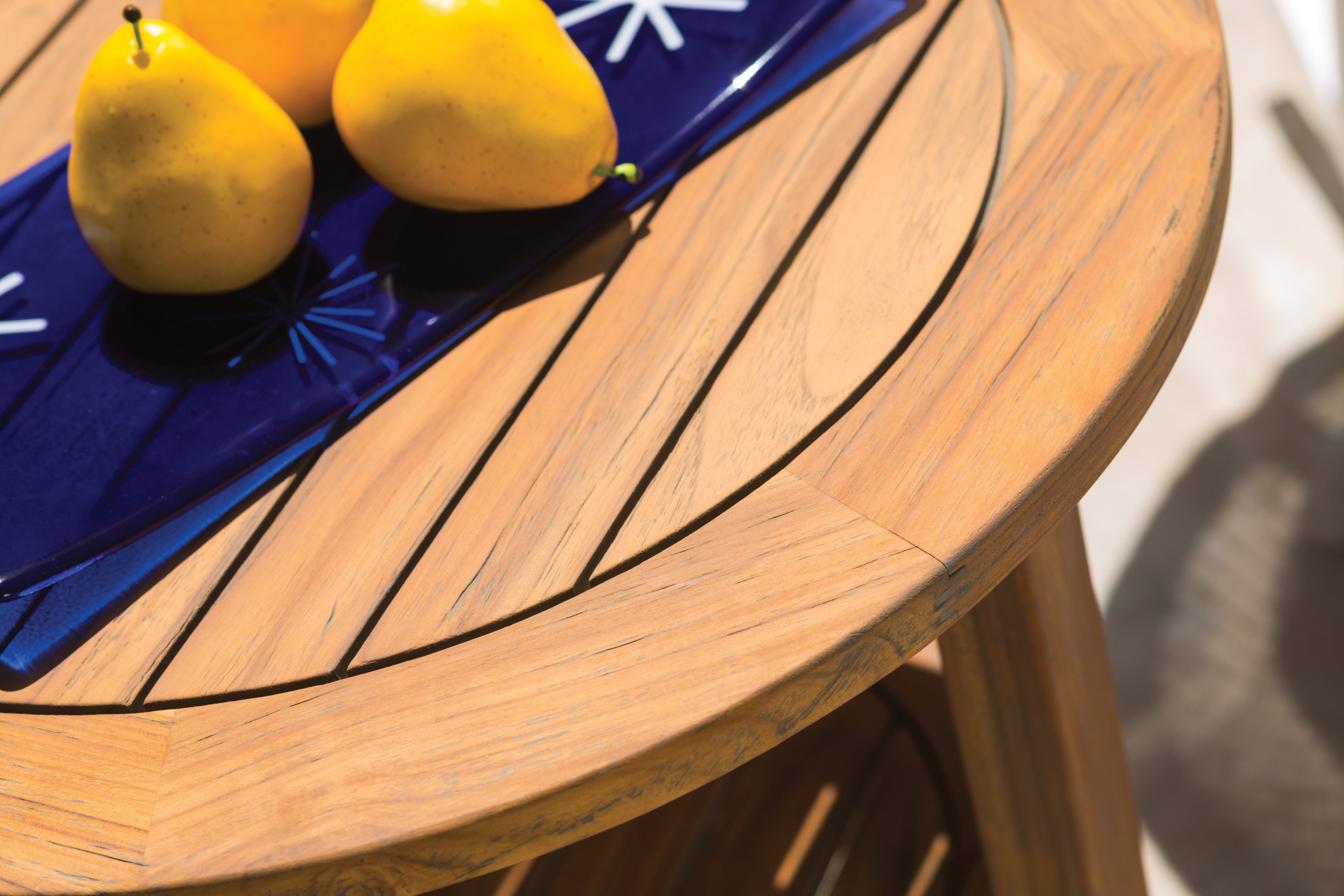 24” Round Tapered Leg End Table with Shelf